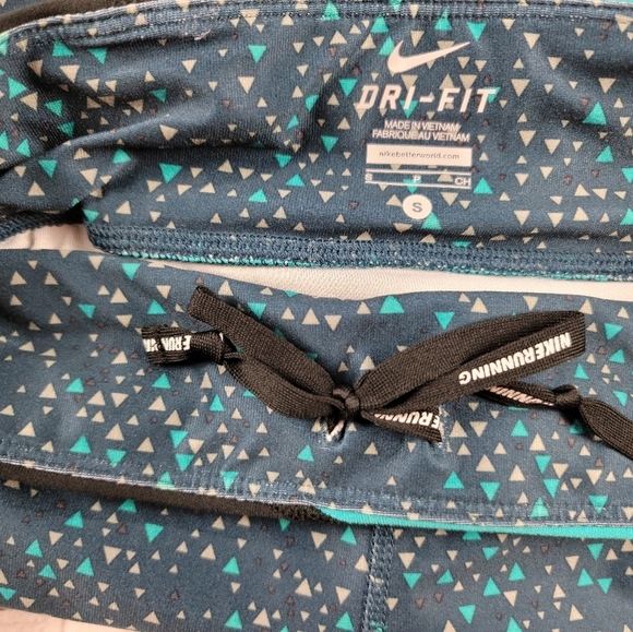 Nike Dry Fit Running Capri with Reflective Strip - Picture 5 of 9